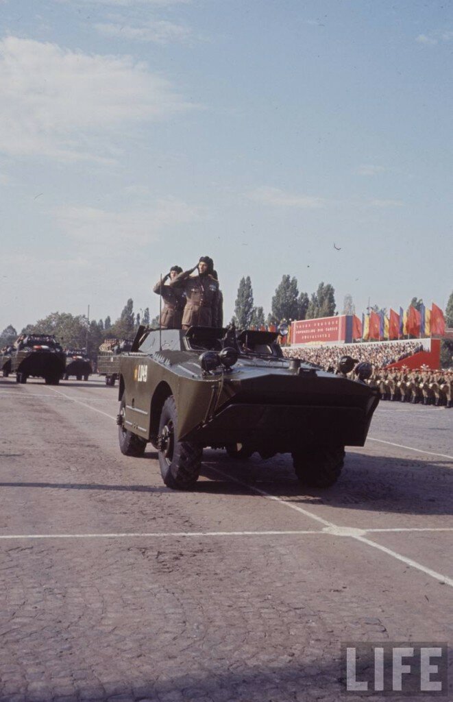 Deschiderea defilării în Bucureşti de 23 august 1964