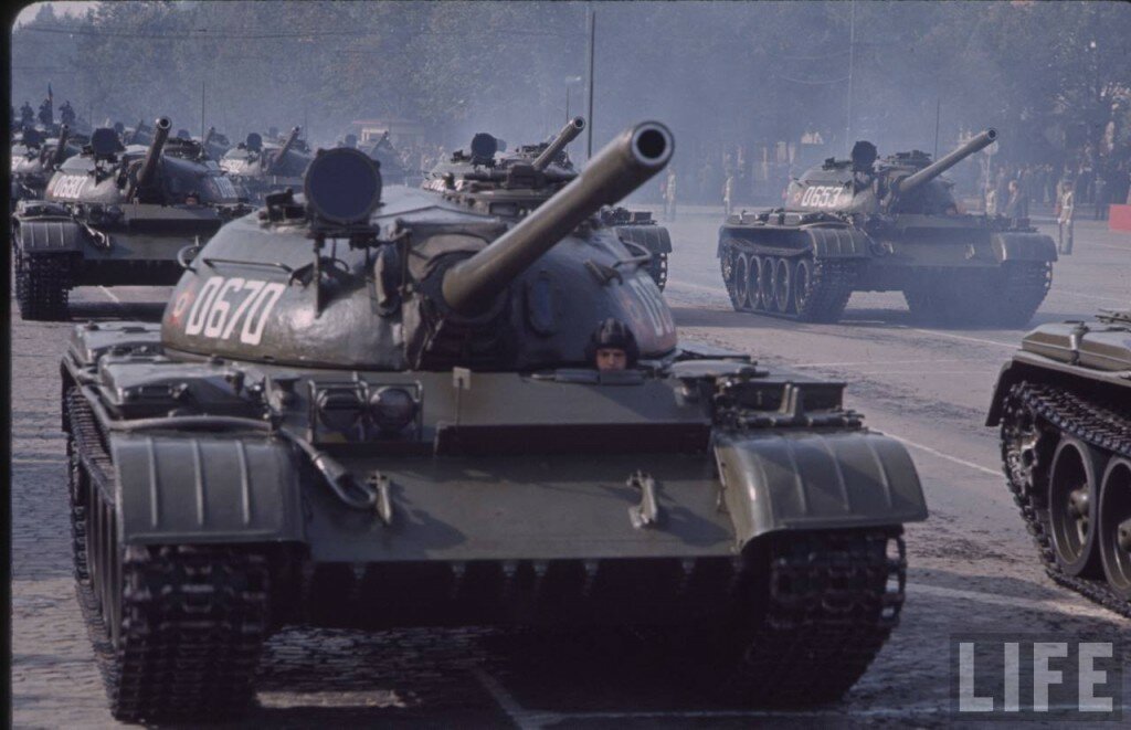 Tancurile la defilare în Bucureşti de 23 august 1964