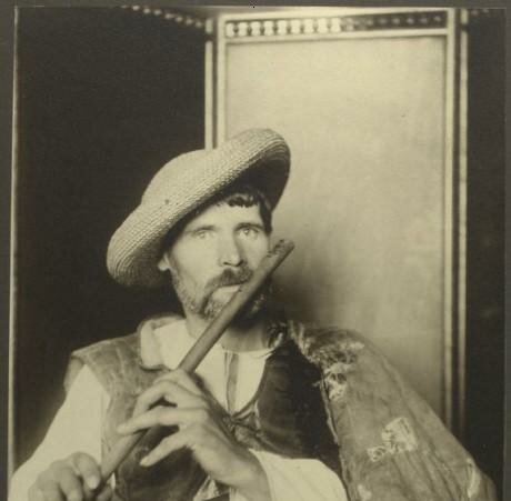 Romanian piper - ca. 1906-1914 - (c) NYPL - Image ID: 418031 - Photo: Augustus Francis Sherman