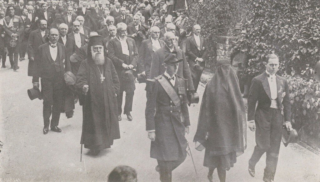 Following the funeral car , first row , Prince Nicolas , Princess Ileana , Prince of Hohenlohe , second row , the Regents and after the members of the Goverment