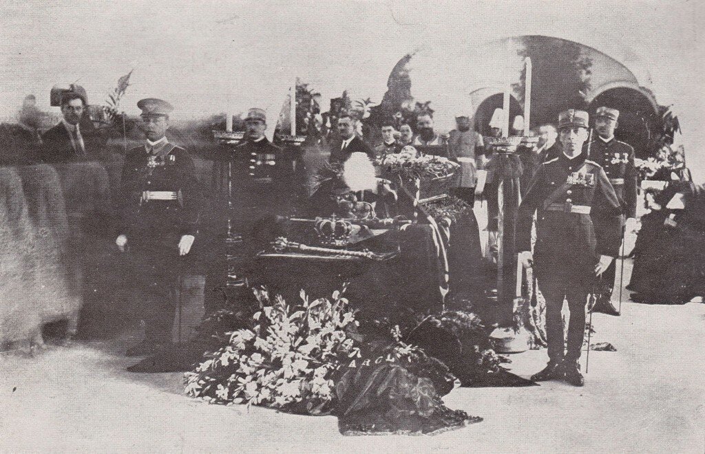 King Ferdinand on the catafalque at the Palace Cotroceni , at the bottom , the garland put by Prince Charles