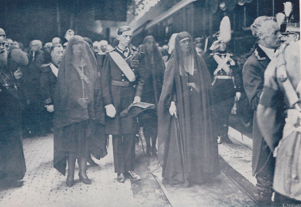 The Royal Family at the North Station , looking at the rising of the coffin in the death waggon , bound far Curtea de Erges