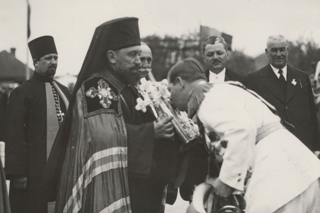 1934. King Carol II and members of the government in visit to Balti