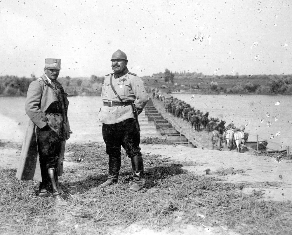 Generals Moşoiu Olteanu assisting soliders passing Tisa 