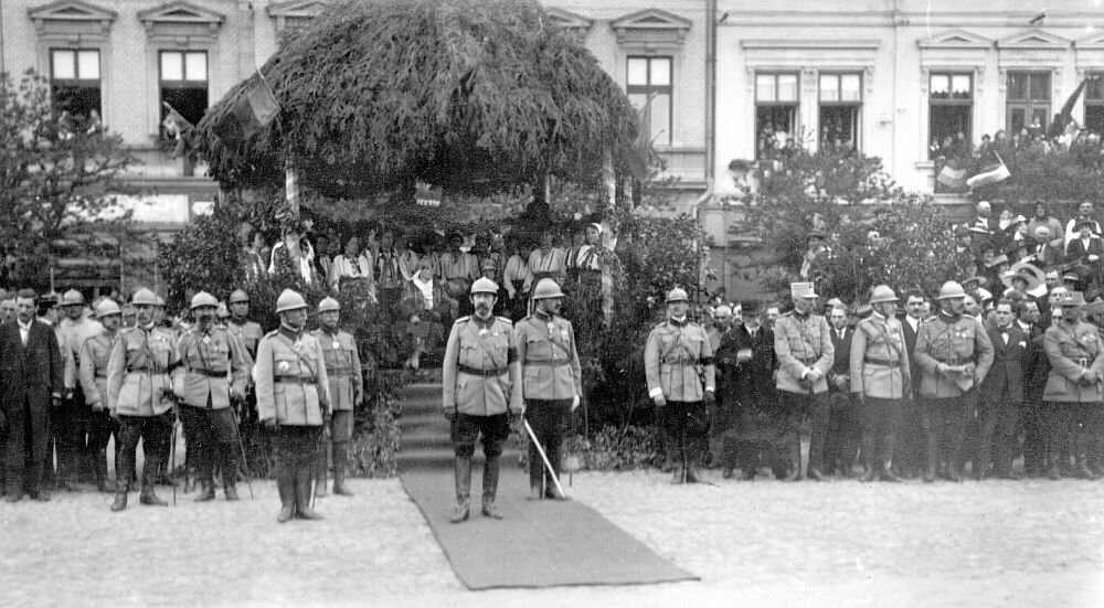 King Ferdinand waiting Romanian troops parade
