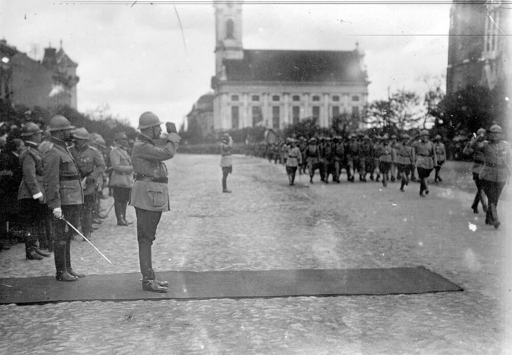 King Ferdinand Receives Romanian troops march in Békéscsaba