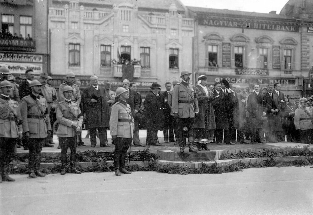 Sovereigns Ferdinand and Maria get scrolling Romanian troops in Oradea