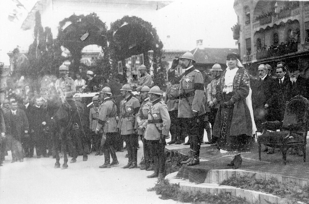 Sovereigns Ferdinand and Maria get scrolling garrison troops in Oradea