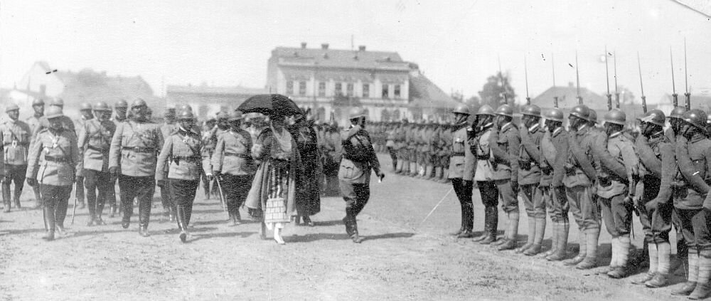 Sovereigns Ferdinand and Mary review the 2nd Division troops Troops