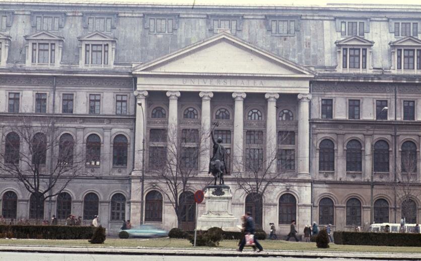 1986 Regina Elisabeta Bullevard , University of Bucharest (Universitatea Bucuresti) , foreground Mihai Viteazul equestrian statue.