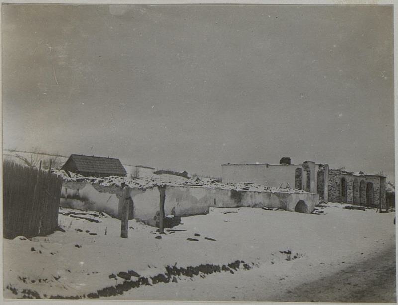 Destroyed houses in Neagra Șarului