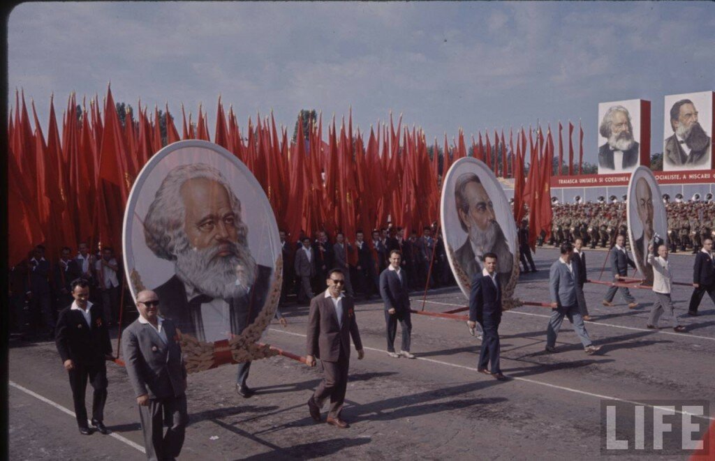 Cu Marx şi Engels în frunte la defilarea oamenilor muncii în Bucureşti de 23 august 1964