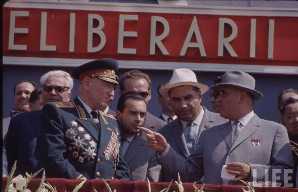 Mareşalul sovietic şi Gheorghe Gheorghiu Dej la defilarea din Bucureşti de 23 august 1964