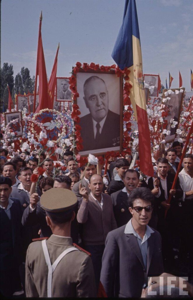 Oamenii muncii la defilare în Bucureşti de 23 august 1964