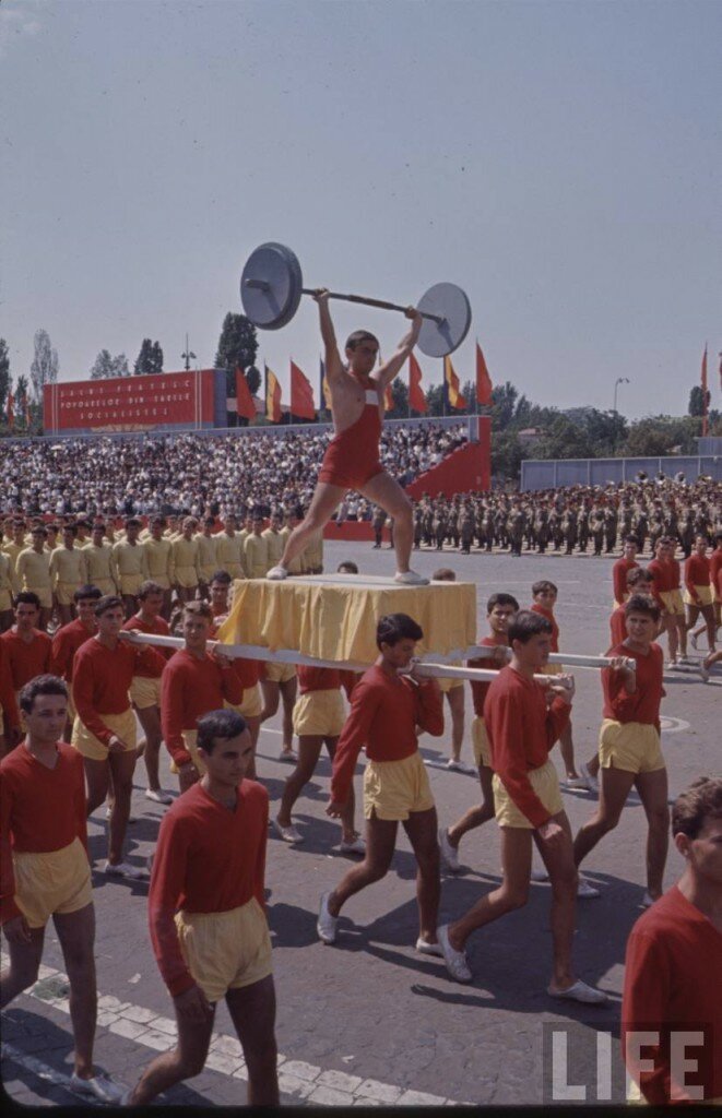 Sportivii la defilare în Bucureşti de 23 august 1964