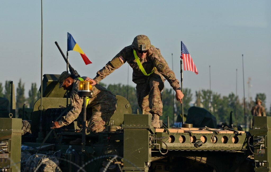 image-2015-05-14-20124859-0-soldati-americani-pregatind-transportor-blindat-stryker