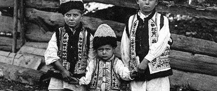 Romanian people wearing national costumes at 1900
